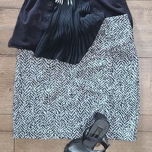 Lightly Worn- SUSAN BRISTOL - Knit Skirt- Lightweight Black & White Print Size 4